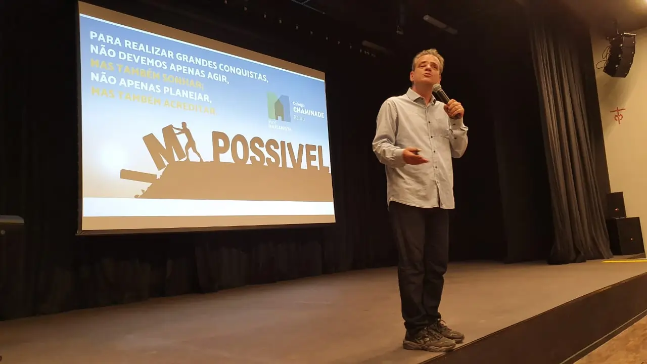 Cássio Mori palestrando em evento educacional